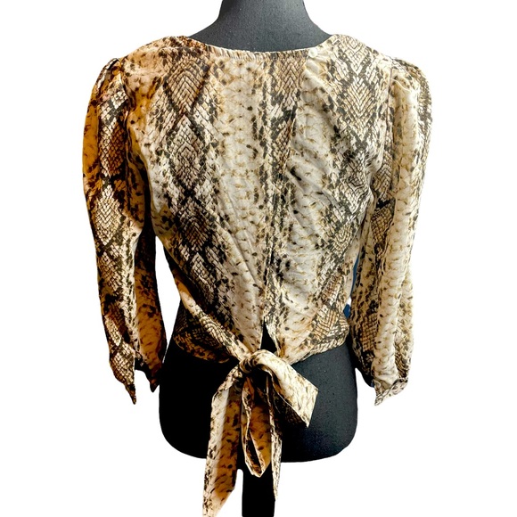 Fun and flirty (literally) cute top - Picture 2 of 3